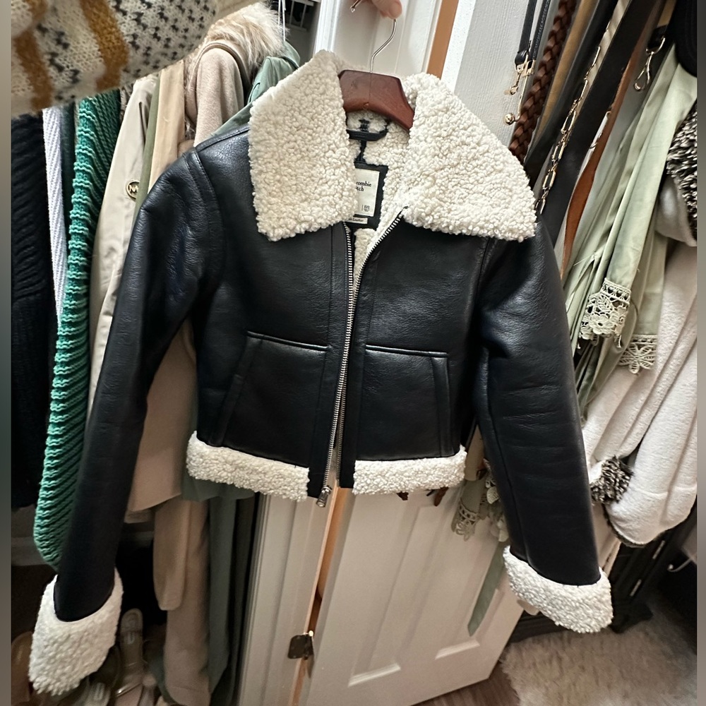 Abercrombie and Fitch BLACK Sherpa-Lined Vegan Leather Aviator Jacket size XXS